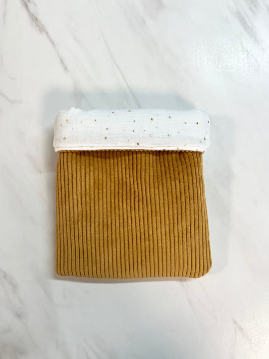 Bucheinband aus senffarbenem Cord