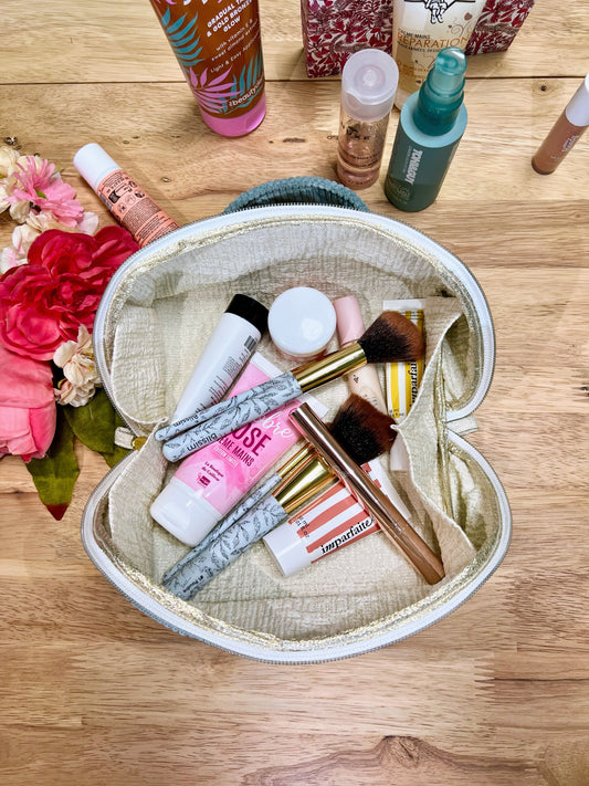 Trousse de toilette et maquillage en velours côtelé - Bleu Ciel - Ouverture à plat - Amma Atelier