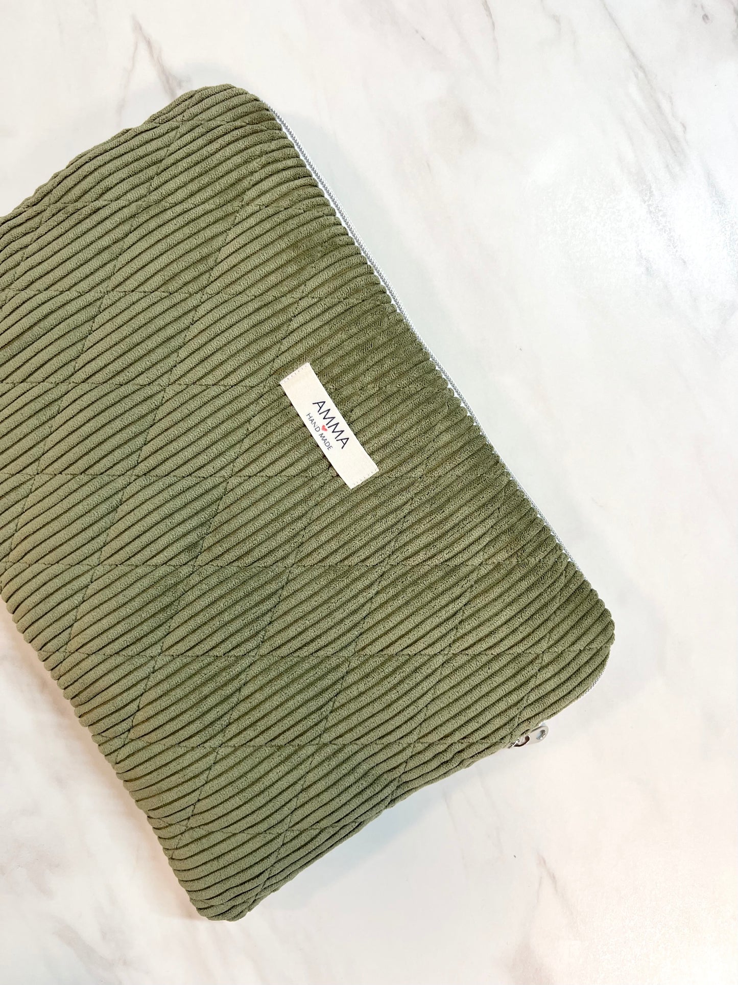 Gesteppte Cord-Computerhülle – Olivgrün