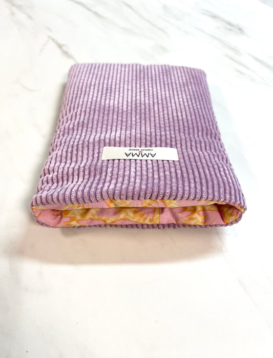 Bucheinband aus lavendelfarbenem Cord