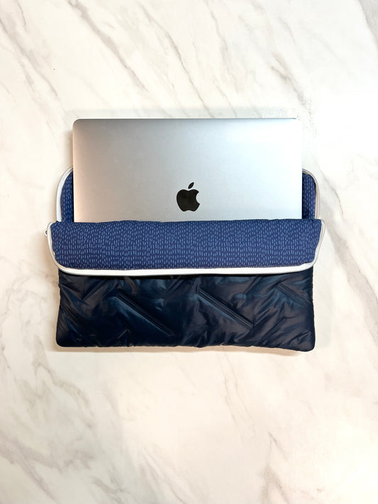 Blaue Daunenjacke für den Computer