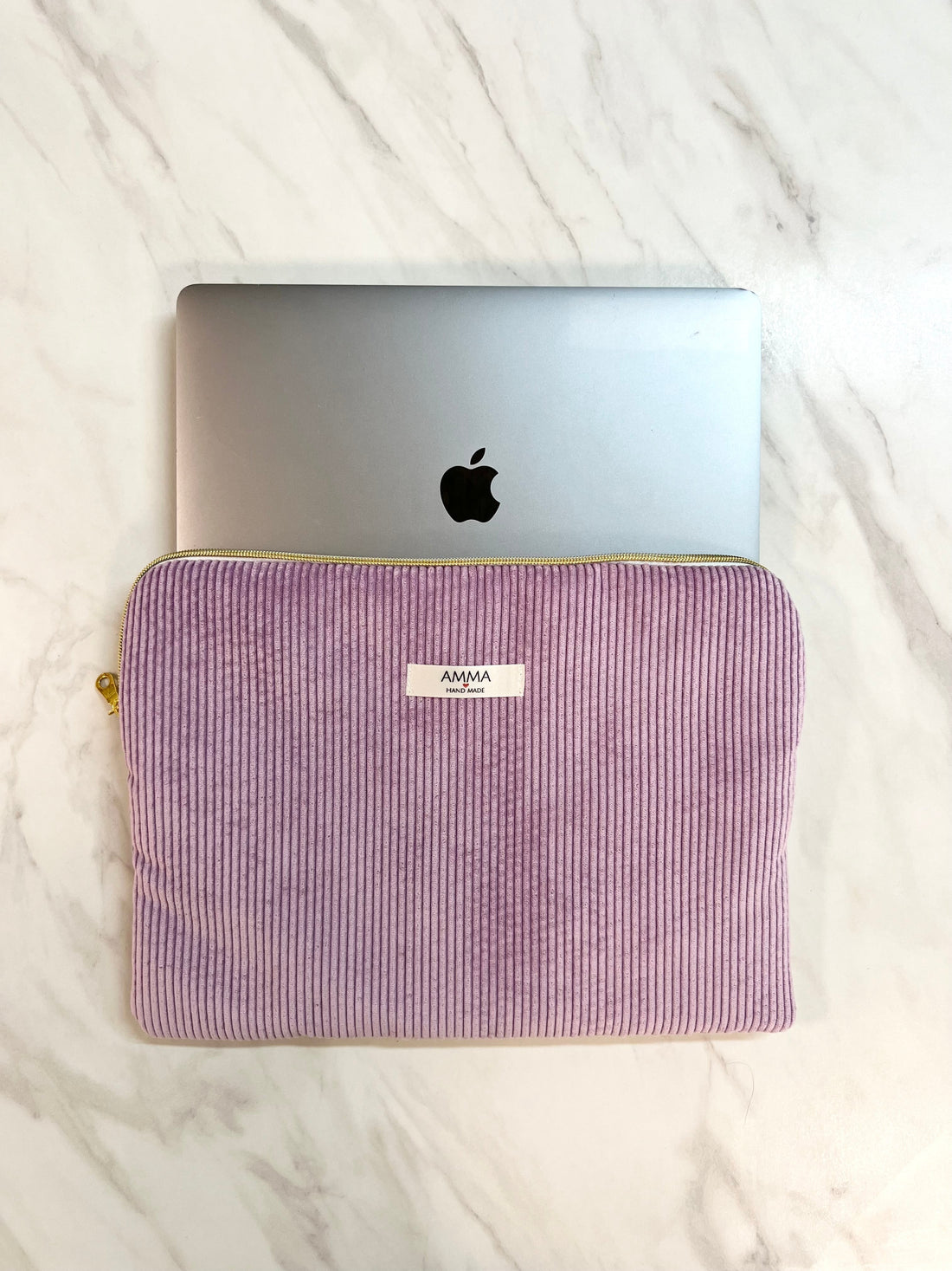Housse ordinateur velours côtelé lavande AMMA avec MacBook
