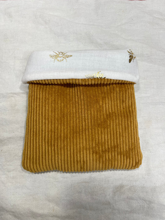 Bucheinband aus senffarbenem Cord