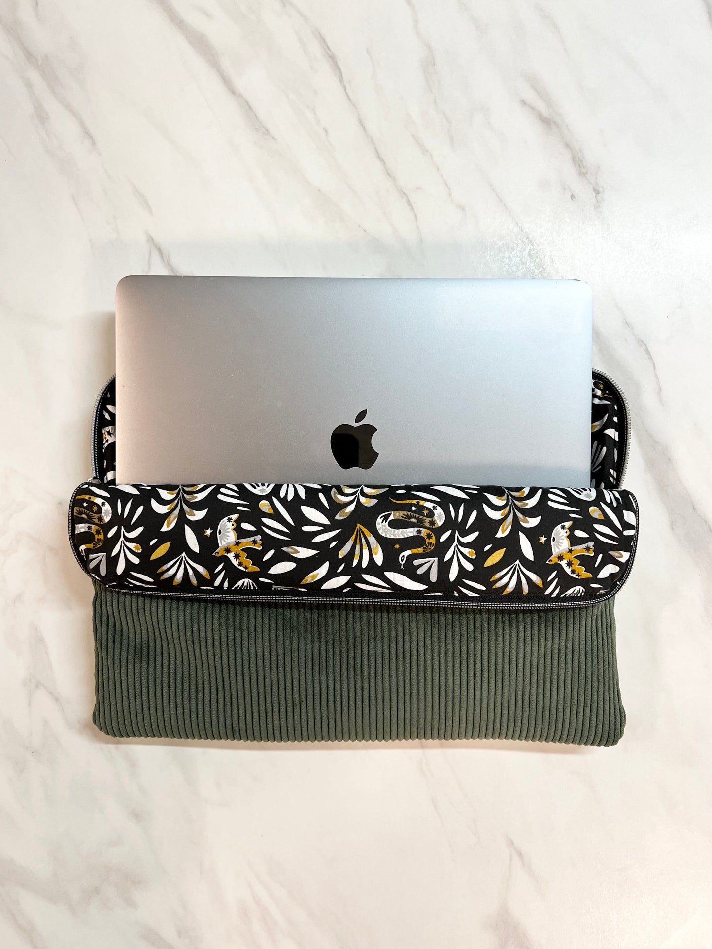 Laptophülle aus Cord – Khakigrün