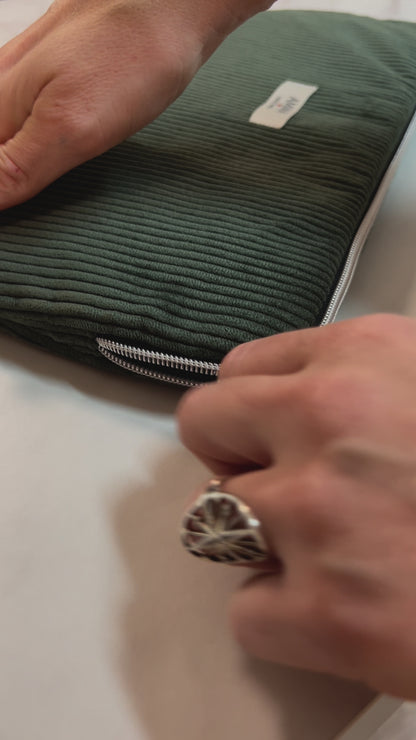 Laptophülle aus Cord – Khakigrün